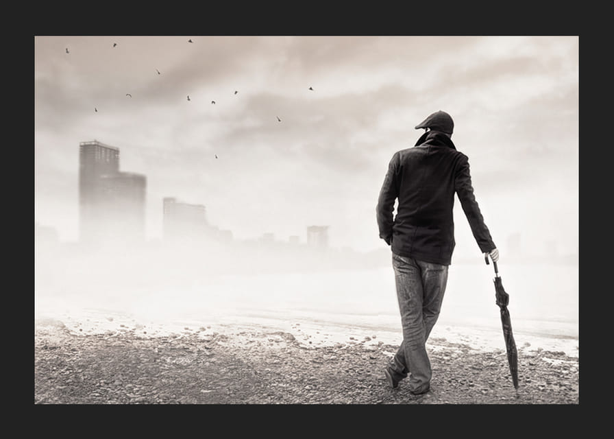 En ensam figur står med ett paraply och blickar ut över en dimhöljd stad, fångad i ett ögonblick av stillhet och reflektion.-12