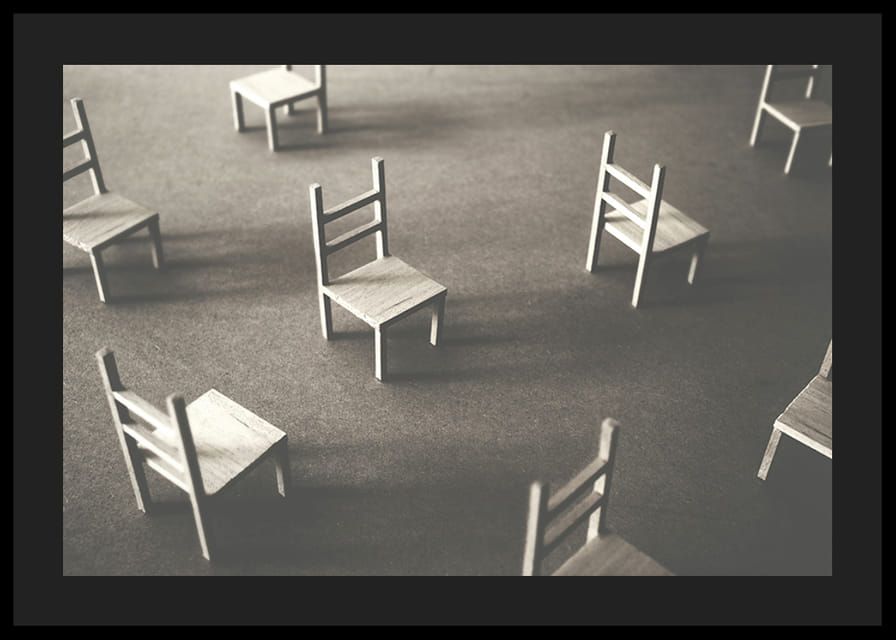 En minimalistisk bild av tomma stolar spridda över ett golv, som symboliserar stillhet och utrymme för eftertanke-12