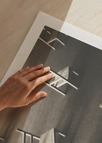 Minimālisma attēls ar tukšiem krēsliem, kas izkaisīti pa grīdu, simbolizē klusumu un vietu pārdomām-9