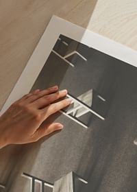 O imagine minimalistă a scaunelor goale împrăștiate pe podea, simbolizând liniștea și spațiul de reflecție-5