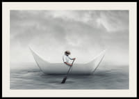 En drömlik scen där en man ror en pappersbåt över ett stilla hav-2