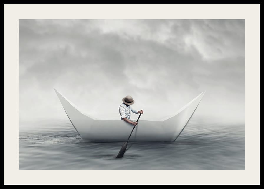 En drömlik scen där en man ror en pappersbåt över ett stilla hav-12