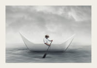 En drömlik scen där en man ror en pappersbåt över ett stilla hav-3