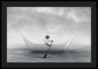 En drömlik scen där en man ror en pappersbåt över ett stilla hav-4