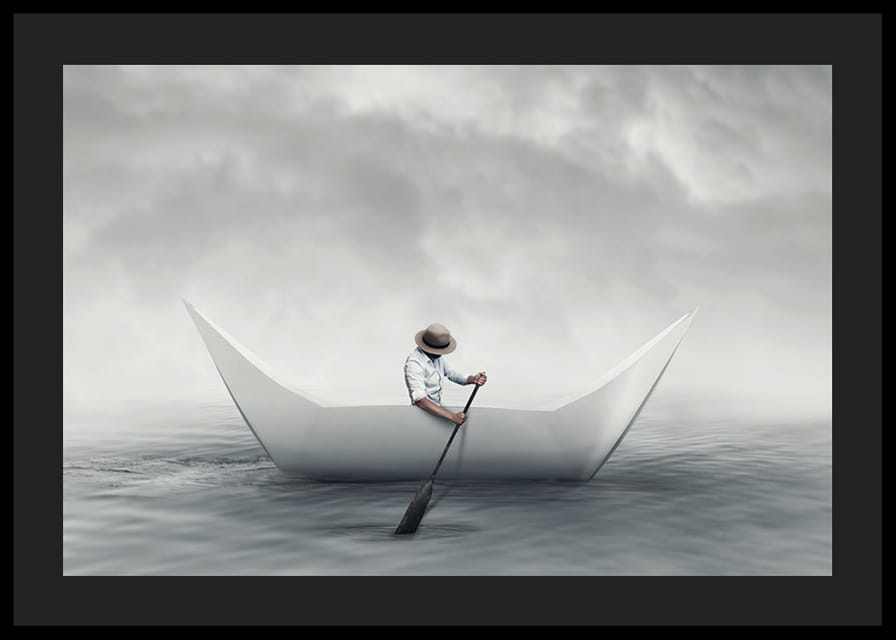 En drömlik scen där en man ror en pappersbåt över ett stilla hav-12