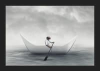 En drömlik scen där en man ror en pappersbåt över ett stilla hav-5