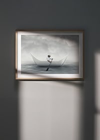 Eine traumhafte Szene, in der ein Mann ein Papierboot über ein ruhiges Meer rudert-8