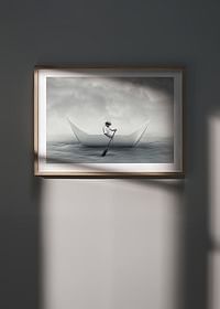 O scenă de vis în care un bărbat vâslă cu o barcă de hârtie peste o mare calmă-4