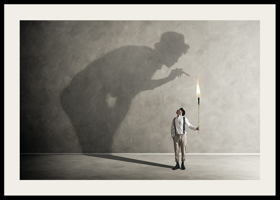 Symbolický obraz tvárou v tvár vnútorným démonom, kde malá pochodeň vrhá veľký, konfrontujúci tieň-12