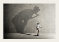 Symbolický obraz tvárou v tvár vnútorným démonom, kde malá pochodeň vrhá veľký, konfrontujúci tieň-3