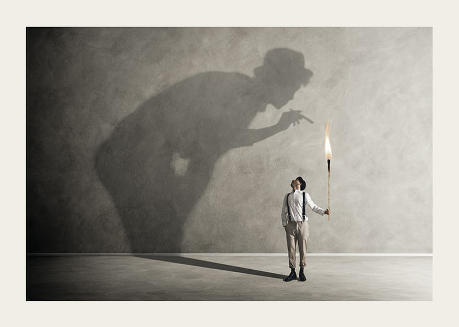 Symbolický obraz tvárou v tvár vnútorným démonom, kde malá pochodeň vrhá veľký, konfrontujúci tieň-12
