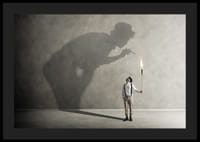 Symbolický obraz tvárou v tvár vnútorným démonom, kde malá pochodeň vrhá veľký, konfrontujúci tieň-4