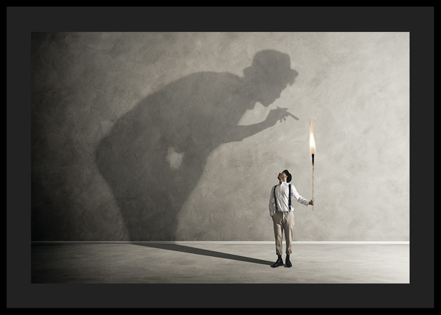 Symbolický obraz tvárou v tvár vnútorným démonom, kde malá pochodeň vrhá veľký, konfrontujúci tieň-12