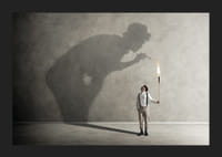 Symbolický obraz tvárou v tvár vnútorným démonom, kde malá pochodeň vrhá veľký, konfrontujúci tieň-5