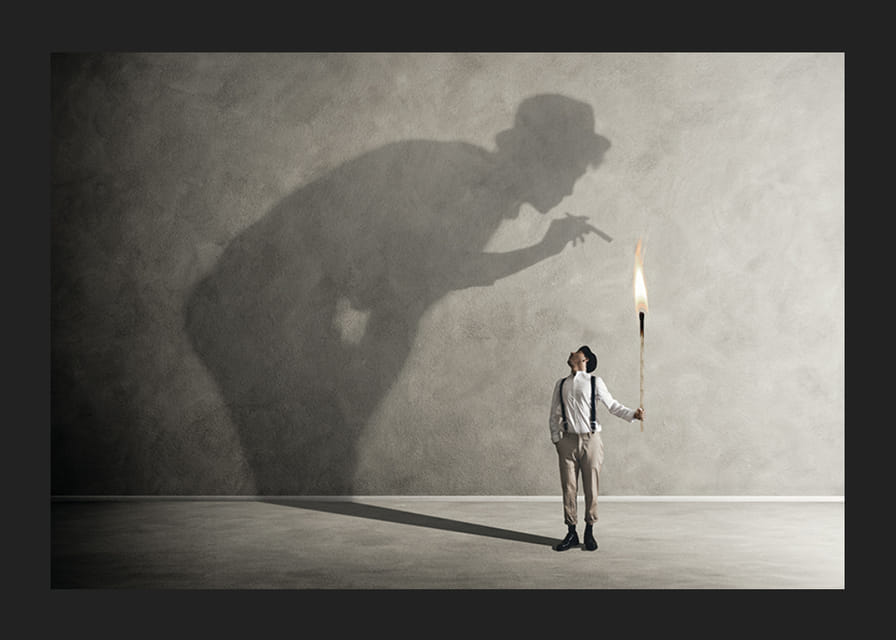 Symbolický obraz tvárou v tvár vnútorným démonom, kde malá pochodeň vrhá veľký, konfrontujúci tieň-12