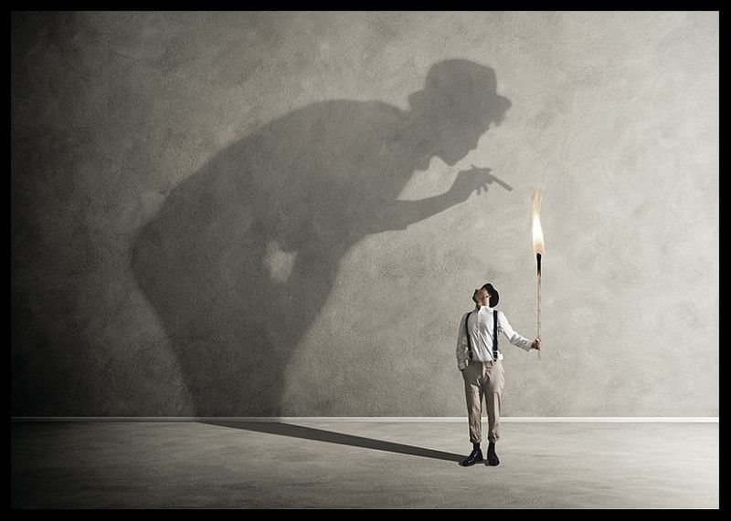 O imagine simbolică a confruntării cu demonii interiori, unde o torță mică aruncă o umbră mare, confruntată-12