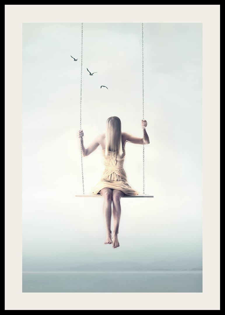 Une scène onirique de calme et de liberté, où une femme flotte sur une balançoire au-dessus du sol.-12