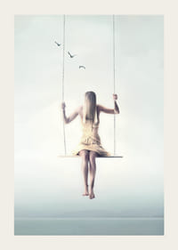 Une scène onirique de calme et de liberté, où une femme flotte sur une balançoire au-dessus du sol.-3