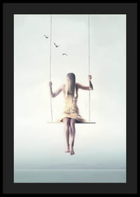 Une scène onirique de calme et de liberté, où une femme flotte sur une balançoire au-dessus du sol.-4