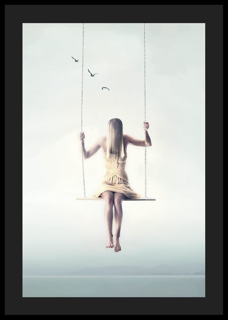 Une scène onirique de calme et de liberté, où une femme flotte sur une balançoire au-dessus du sol.-12