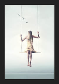 Une scène onirique de calme et de liberté, où une femme flotte sur une balançoire au-dessus du sol.-5