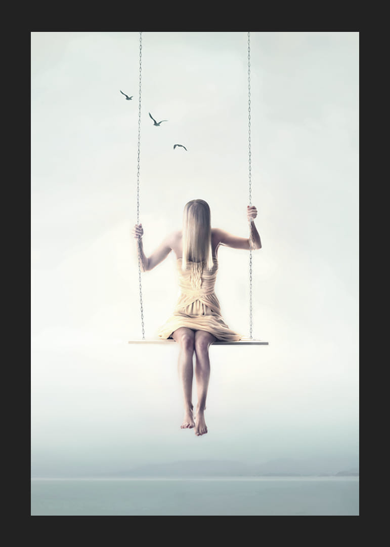 Une scène onirique de calme et de liberté, où une femme flotte sur une balançoire au-dessus du sol.-12