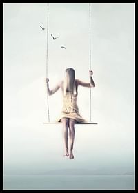 O scenă de vis de liniște și libertate, în care o femeie plutește pe un leagăn înalt deasupra solului.-2