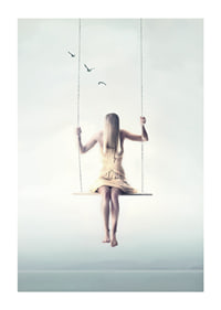 Senna scena ciszy i wolności, w której kobieta unosi się na huśtawce wysoko nad ziemią.-1