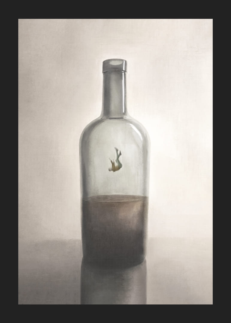 Symboliczne przedstawienie wewnętrznej niewoli i refleksji, gdzie samotna postać unosi się w ciszy szklanej butelki.-12