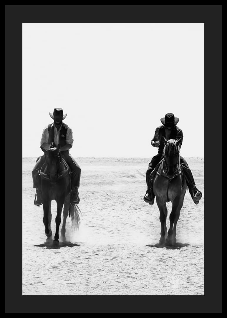 Två cowboys rider sida vid sida genom ett öde landskap, inramade av vilda västerns tidlösa mystik och frihet.-12