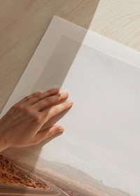 Līkumots ceļš cauri tuksneša ainavai, kas pie apvāršņa vilina ar piedzīvojumu un brīvības solījumiem.-9