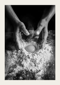 Un moment poétique qui capture le savoir-faire de la pâtisserie et l'amour des ingrédients simples.-5