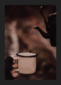 Eine heiße Tasse Kaffee an einem Herbsttag-5