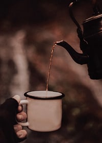 Eine heiße Tasse Kaffee an einem Herbsttag-7