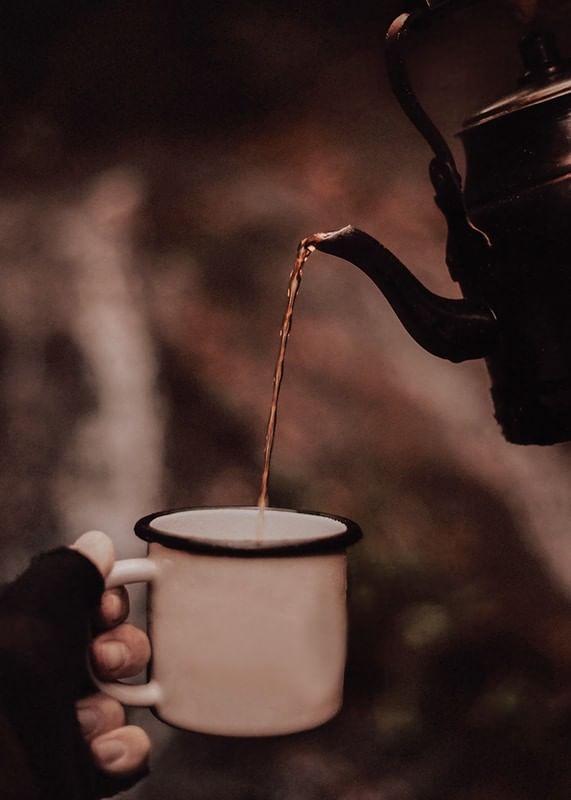 O ceașcă fierbinte de cafea într-o zi de toamnă-12