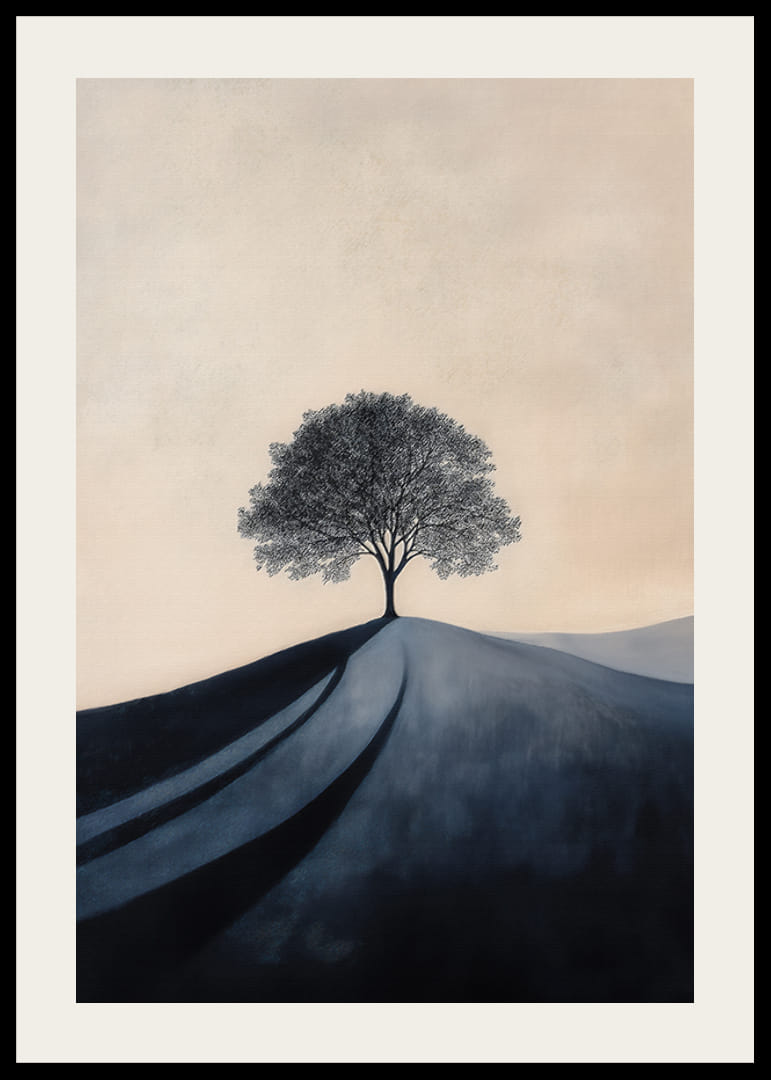 Ett stort ståtligt träd ensamt på en kulle-12