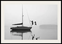 To personer hopper fra en seilbåt i vannet-2