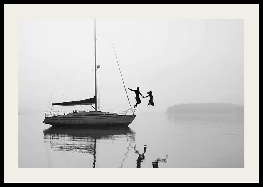 To personer hopper fra en seilbåt i vannet-12