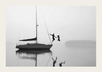 To personer hopper fra en seilbåt i vannet-3