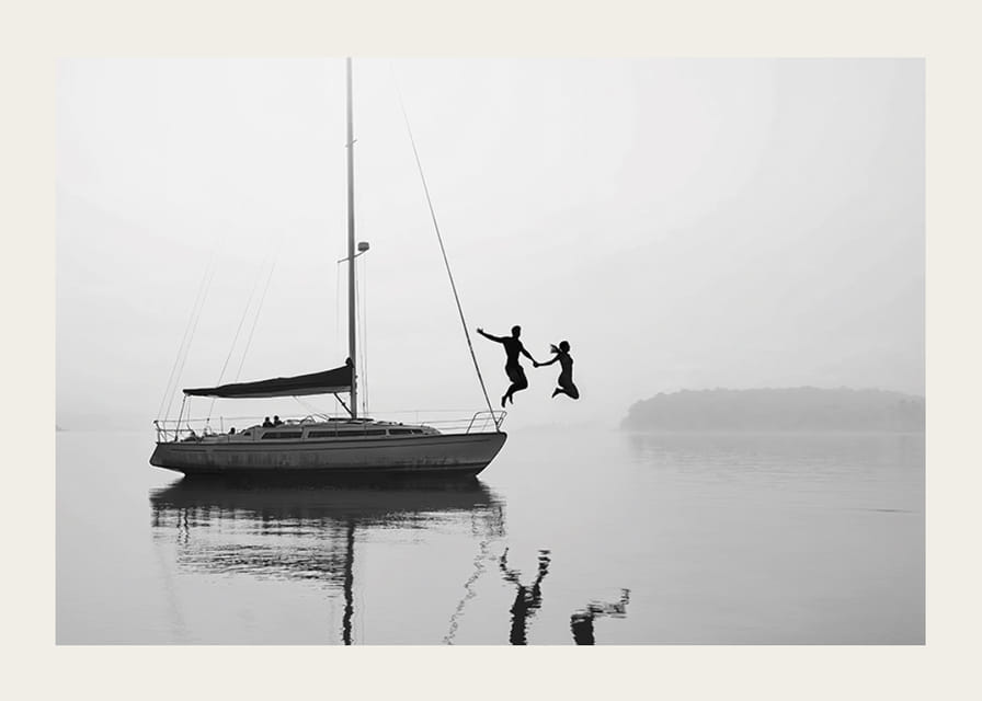 To personer hopper fra en seilbåt i vannet-12