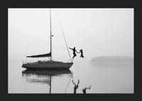 To personer hopper fra en seilbåt i vannet-5