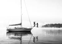 Två personer som hoppar från en segelbåt ned i vattnet-7
