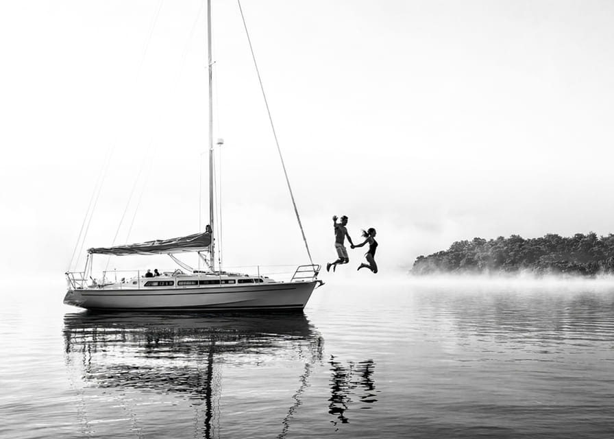 Två personer som hoppar från en segelbåt ned i vattnet-12