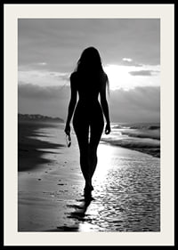 Eine Frau geht am Strand entlang-2