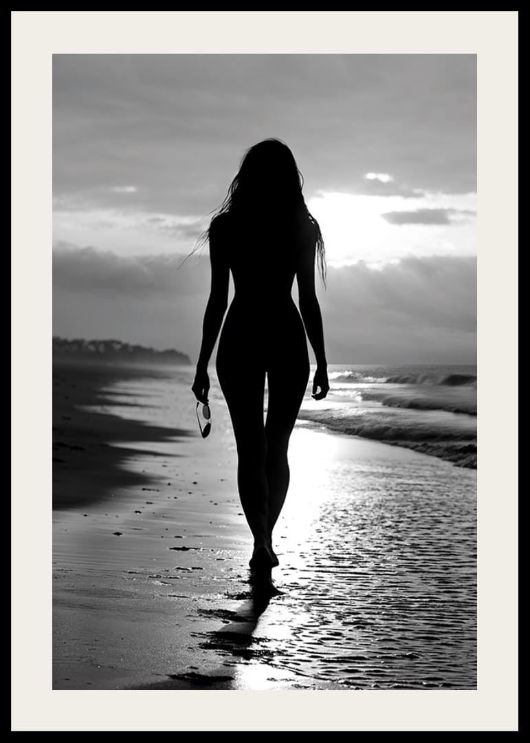 En kvinna går längs strandkanten-12