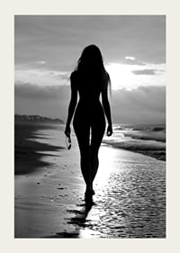 Eine Frau geht am Strand entlang-3