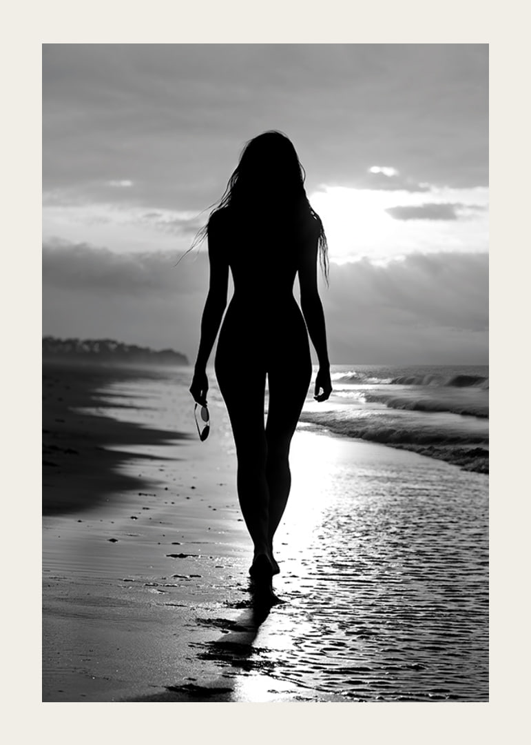 Eine Frau geht am Strand entlang-12