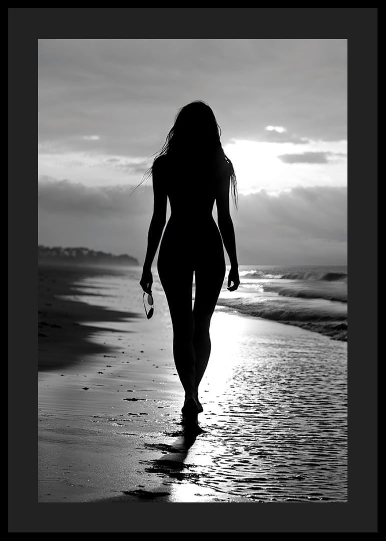 En kvinna går längs strandkanten-12