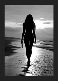 Eine Frau geht am Strand entlang-5