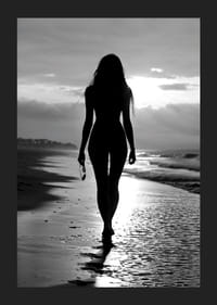 En kvinna går längs strandkanten-5